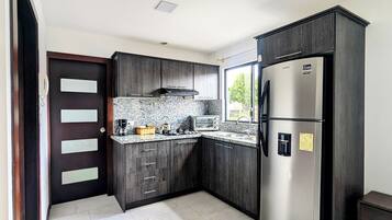 Microondas, horno, placa de cocina, lavavajillas