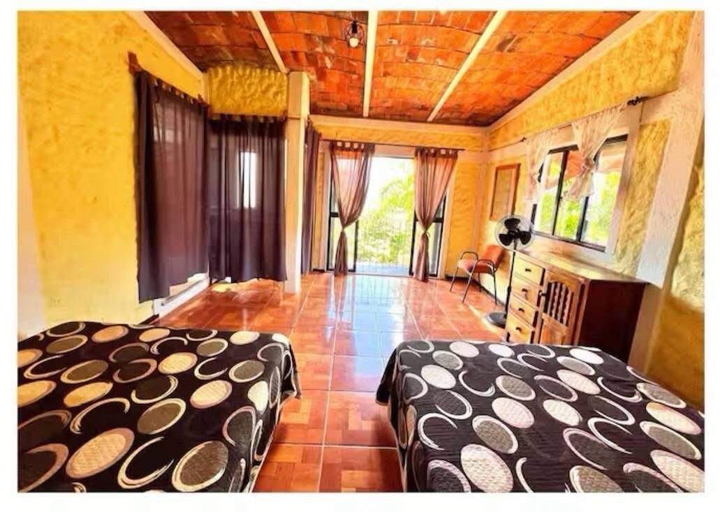 3 dormitorios, tabla de planchar con plancha, wifi gratis y ropa de cama