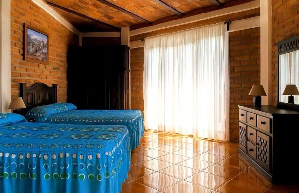 3 bedrooms, iron/ironing board, WiFi (free), bed sheets