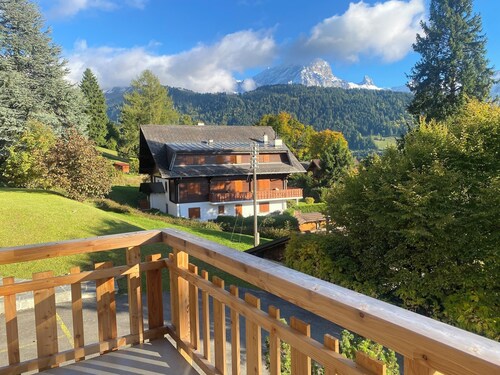 The apartment is in a small 3-storey residence and is ideally located in a quiet area just above the