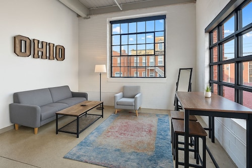Stylish Downtown Loft with Free Parking