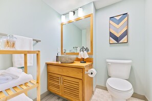 Douche, serviettes fournies, savon, papier toilette