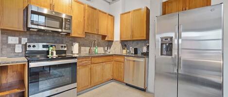 Microondas, horno, parrilla de estufa y lavavajillas