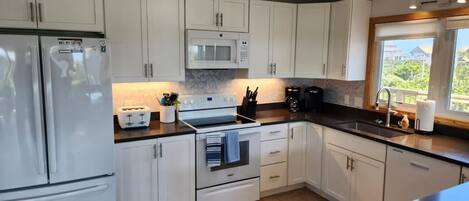 Mikrobølgeovn, ovn, kokeplater og oppvaskmaskin