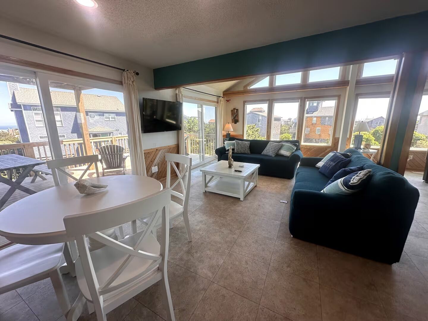 Televisio, pöytäjalkapallopöytä, työhuone