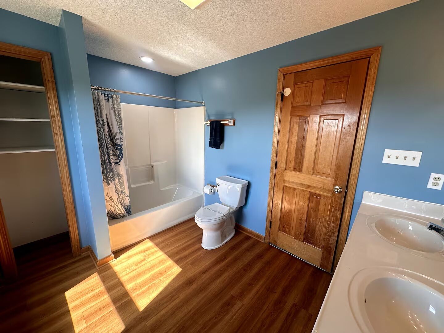Een badkamer met een bad, toilet en wastafel.
