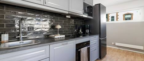 Réfrigérateur, micro-ondes, four, plaque de cuisson