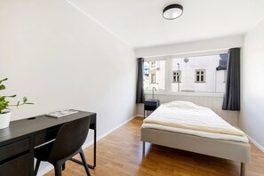 3 slaapkamers, een bureau, een strijkplank/strijkijzer, reisbedje