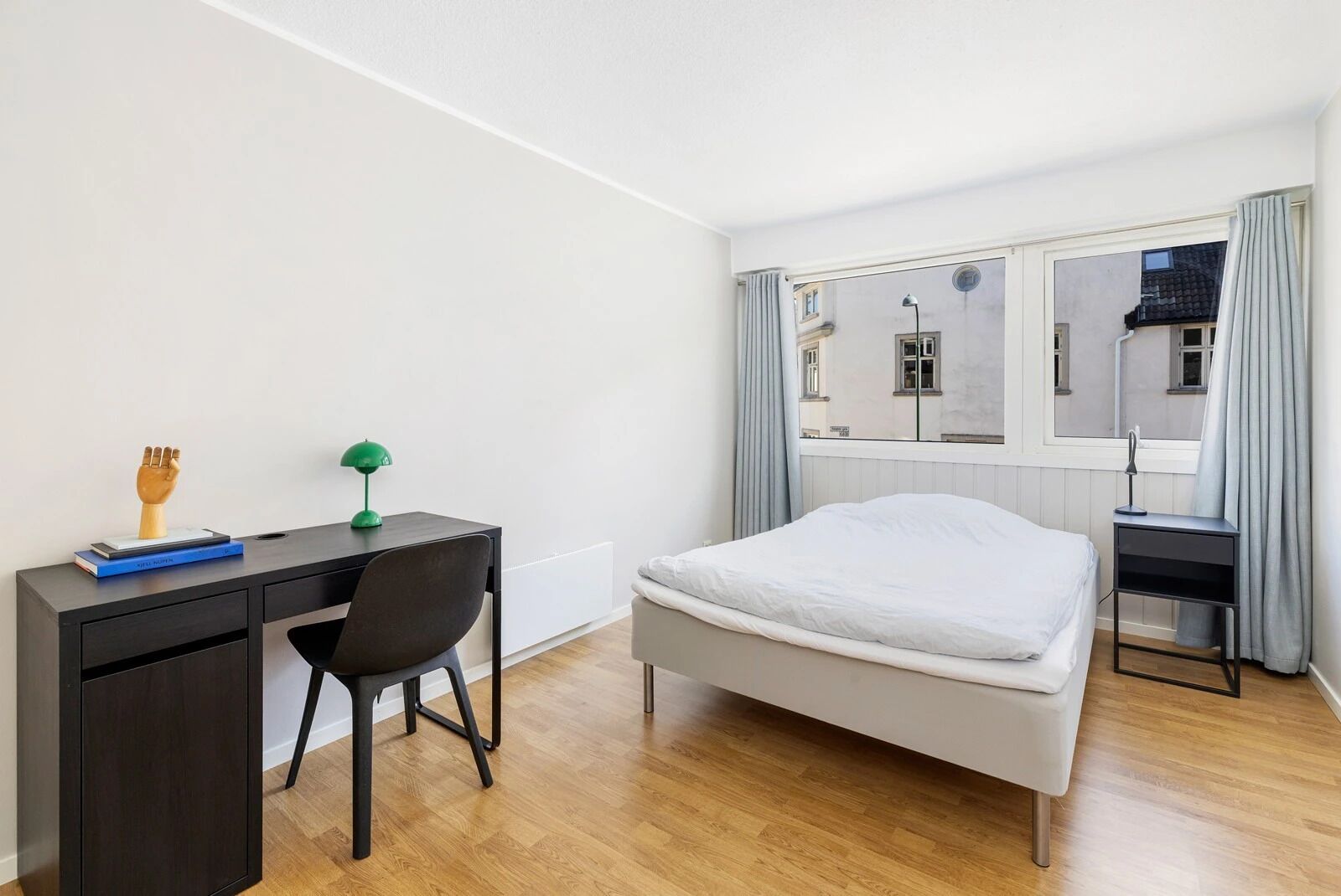 3 soverom, skrivebord, strykejern/-brett og reiseseng for barn