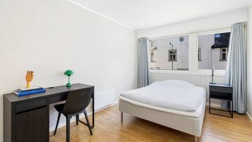 3 soverom, skrivebord, strykejern/-brett og reiseseng for barn