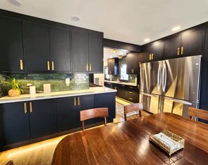 ميكروويف، فرن، موقد طهي مسطح، غسالة أطباق