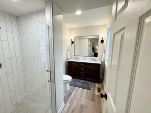 Douche, sèche-cheveux, serviettes fournies, savon