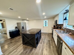 Mikrobølgeovn, ovn, kokeplater og oppvaskmaskin