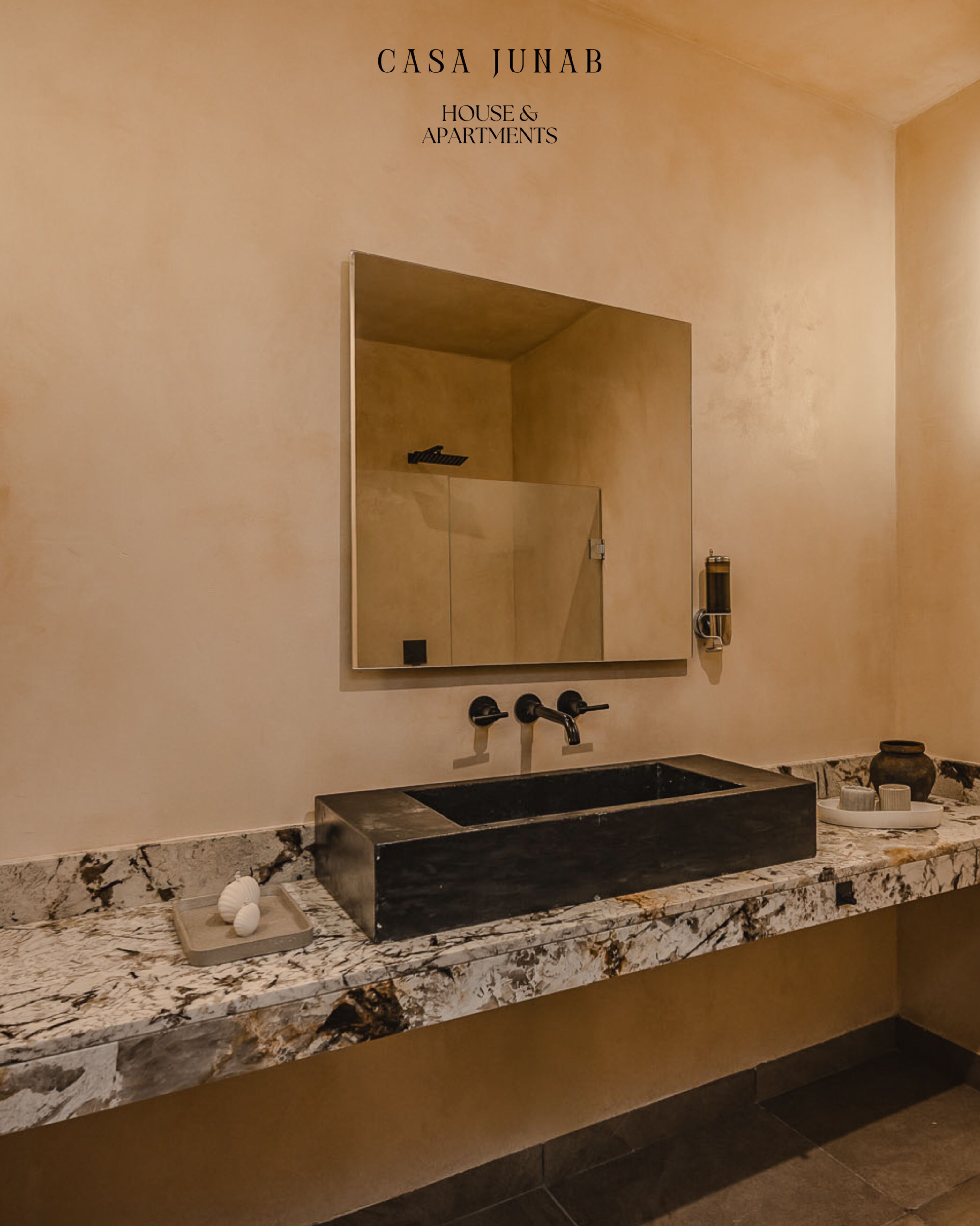 Douche, serviettes fournies, savon, papier toilette