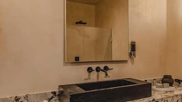 Douche, serviettes fournies, savon, papier toilette