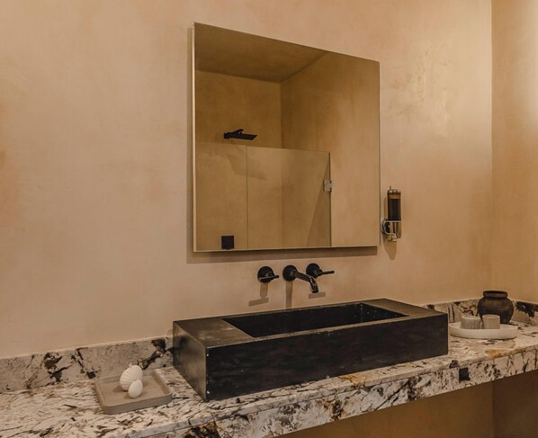 Shower, towels, soap, toilet paper - JUNAB HOUSE - APARTMENT 3 (El Cuyo)
