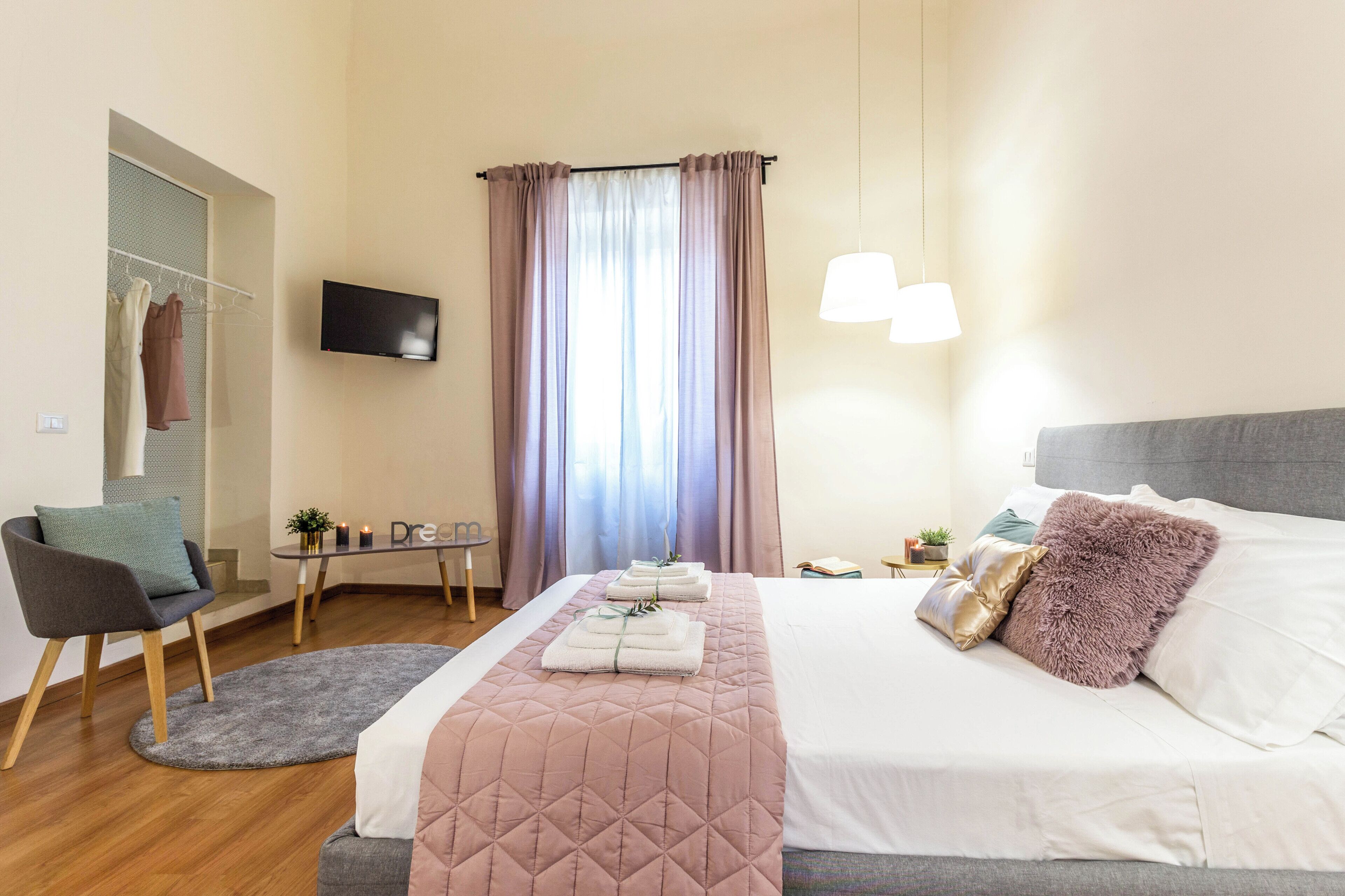 5 多间卧室、客房内保险箱、免费 WiFi、床单