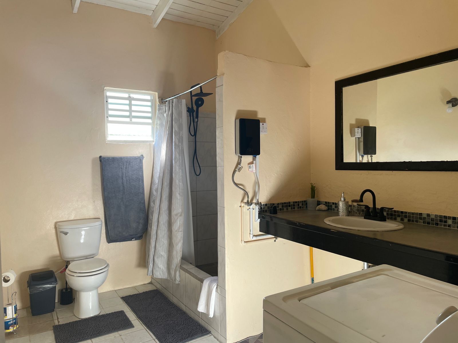 Douche, séchoir à cheveux, serviettes fournies