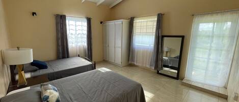 2 bedrooms, iron/ironing board, WiFi