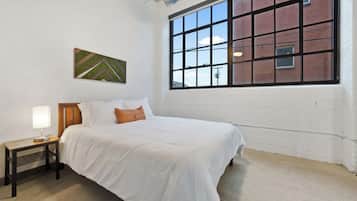 Iron/ironing board, WiFi, bed sheets, wheelchair access