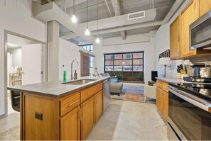 Microwave, oven, stovetop, dishwasher - Modern Industrial 1BR Loft in Downtown Cleveland NEW (Cleveland)