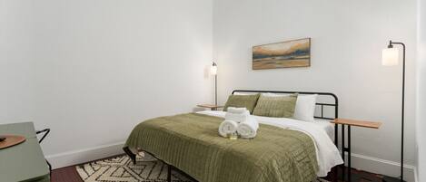 2 habitaciones, escritorio, tabla de planchar con plancha y wifi