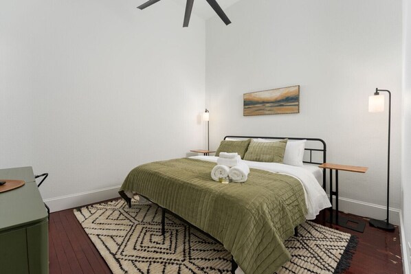 2 bedrooms, desk, iron/ironing board, WiFi - Luxury Apartment on Front St | Walk to the Riverwalk! (Wilmington)