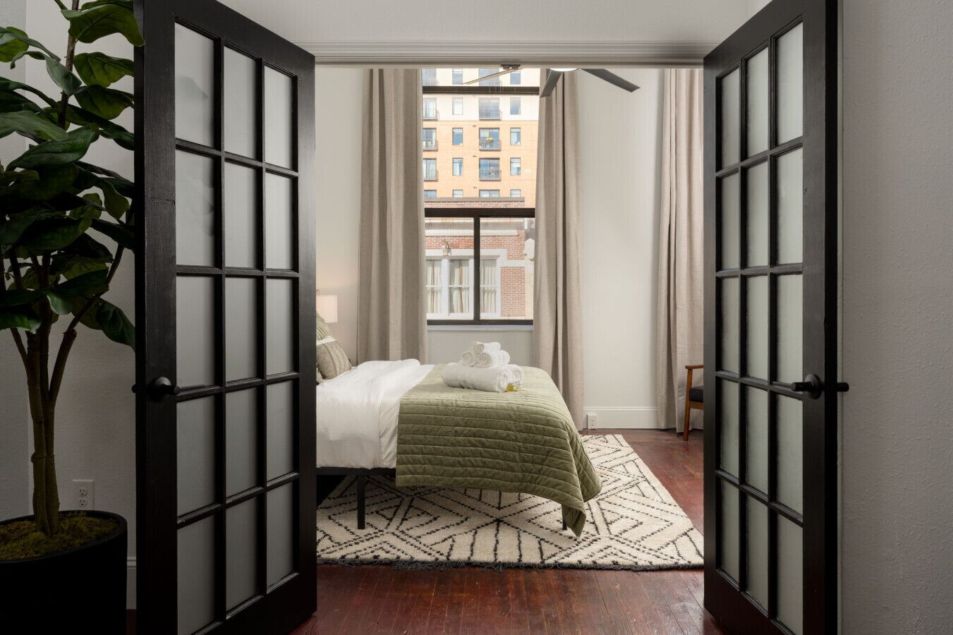 2 soverom, skrivebord, strykejern/-brett og wi-fi