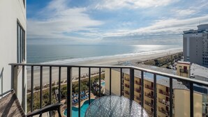 Un balcón con vista a la playa y al océano.
