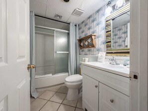 Shower, hair dryer, towels, shampoo - Royal Garden Resort 1514 (Murrells Inlet)