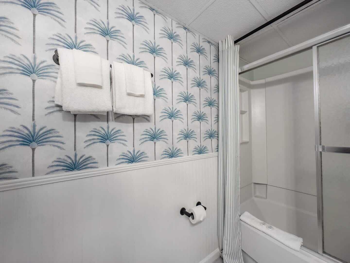 Dusj, hårføner, håndklær og sjampo
