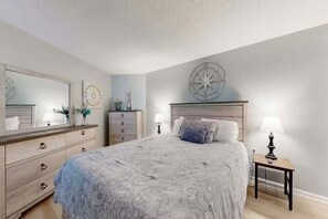 2 bedrooms, free WiFi, bed sheets - Relaxing Oceanfront 2BR Beach Condo! Royal Garden 1514 (Murrells Inlet)