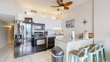 冰箱、微波炉、烤箱、炉灶