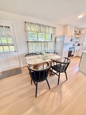 Dining - Stay in the Heart of Amish Country – 3-Bedroom House-The Cottage on Cherry Hill (Sugarcreek)