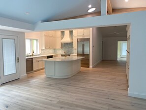 ثلاجة، ميكروويف، فرن، موقد طهي مسطح