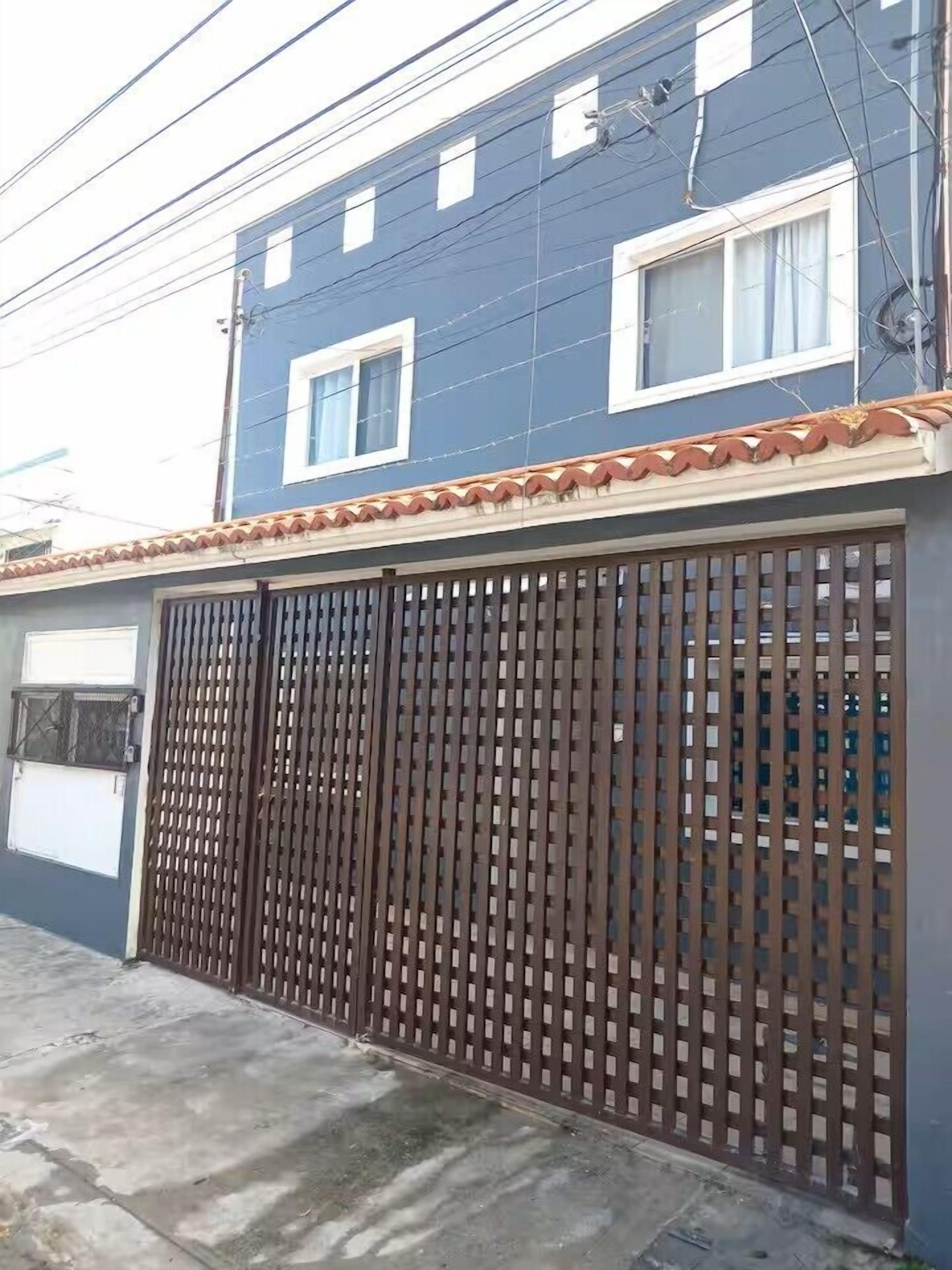 Vista frontal de la propiedad