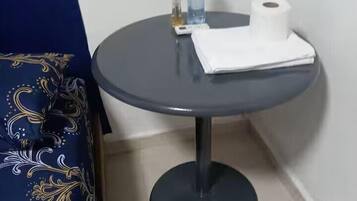 Habitación Confort | Escritorio, cortinas blackout y wifi gratis