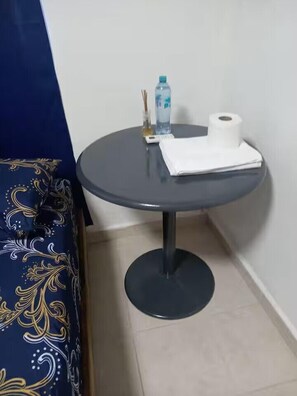 Habitación Confort | Escritorio, cortinas blackout y wifi gratis