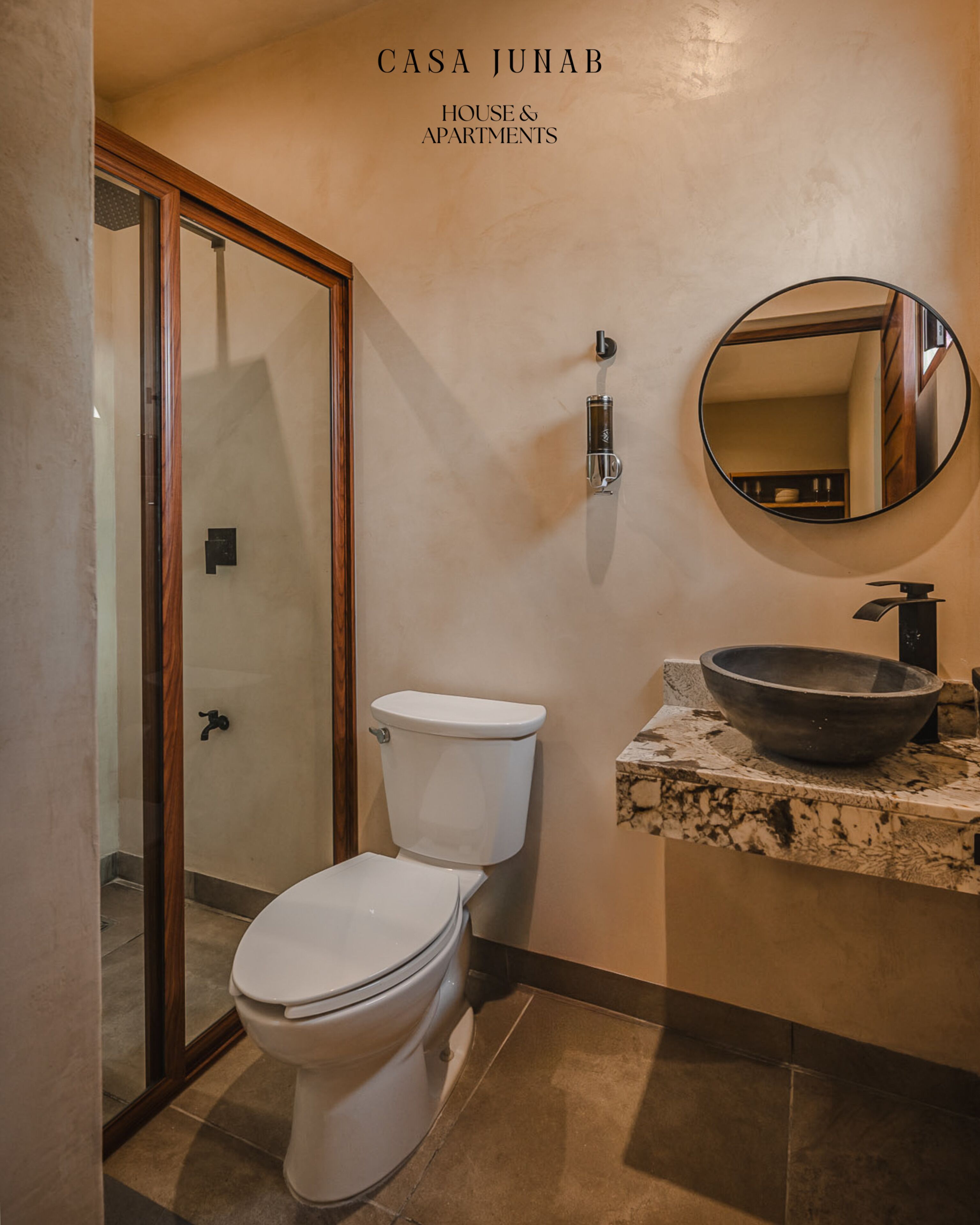 Douche, serviettes fournies, savon, papier toilette