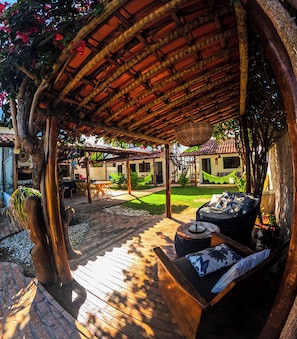 Terrace/patio - 4-bedroom chalet in lovely Porto de Pedras with AC. STEPS FROM THE BEACH (Porto de Pedras)