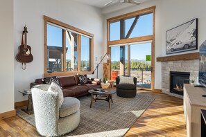 Smart-TV, peis, musikkbibliotek og stereoanlegg