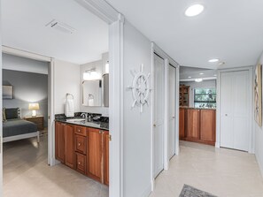 1 slaapkamer, een strijkplank/strijkijzer, gratis wifi, beddengoed