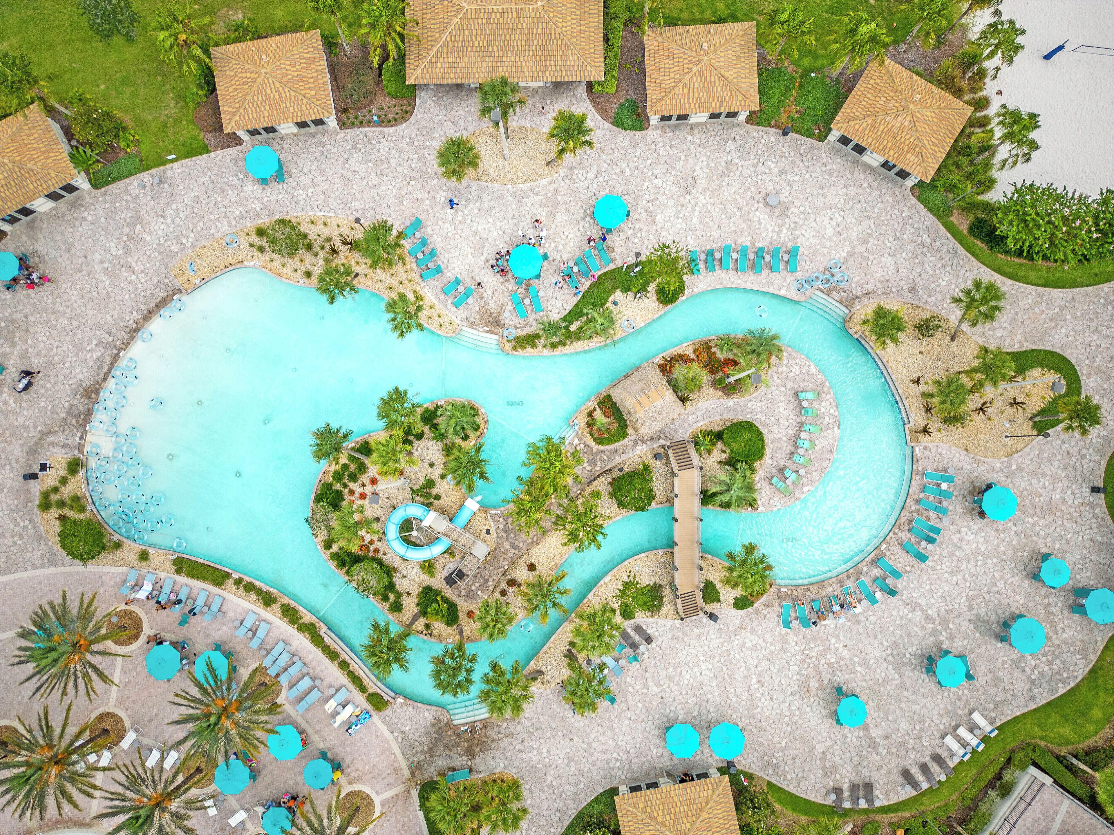 Una piscina al aire libre, una piscina climatizada