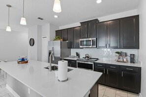 Kjøleskap, mikrobølgeovn, ovn og kokeplater