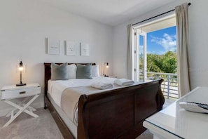 5 soverom, skrivebord, strykejern/-brett og reiseseng for barn