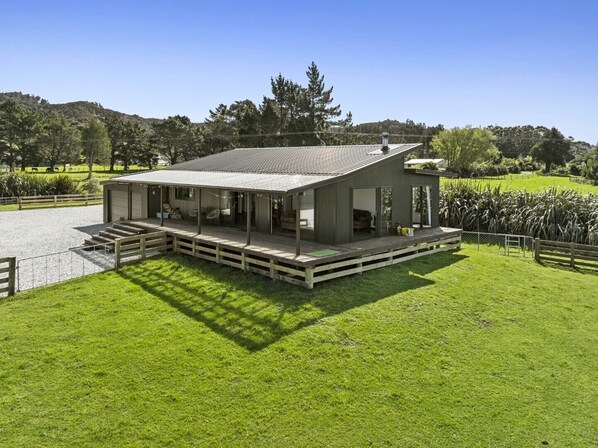Exterior - Private Pakawau Inlet house, stunning peaceful views surrounded by adventures (Golden Bay)