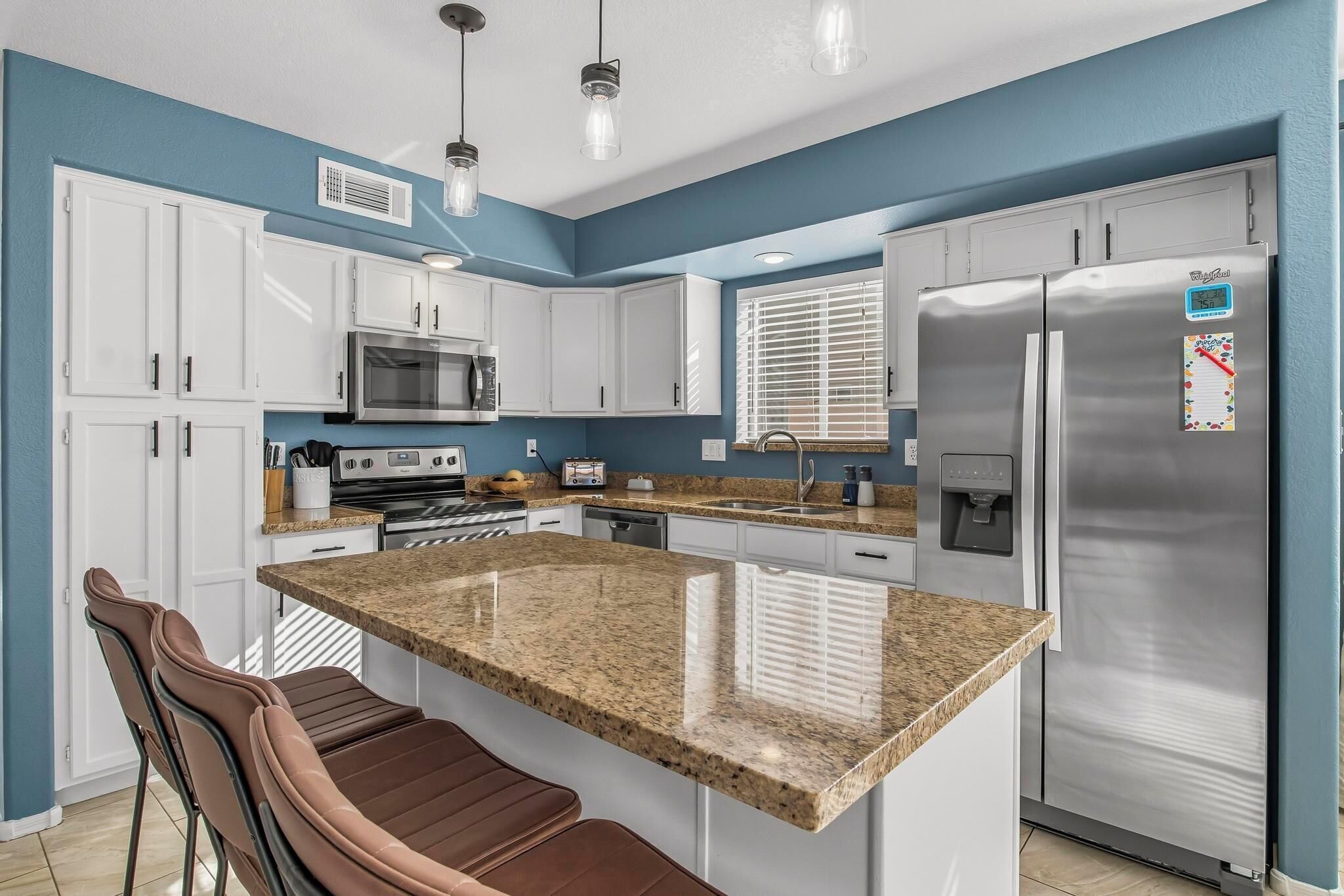 Mikrobølgeovn, ovn, kokeplater og oppvaskmaskin