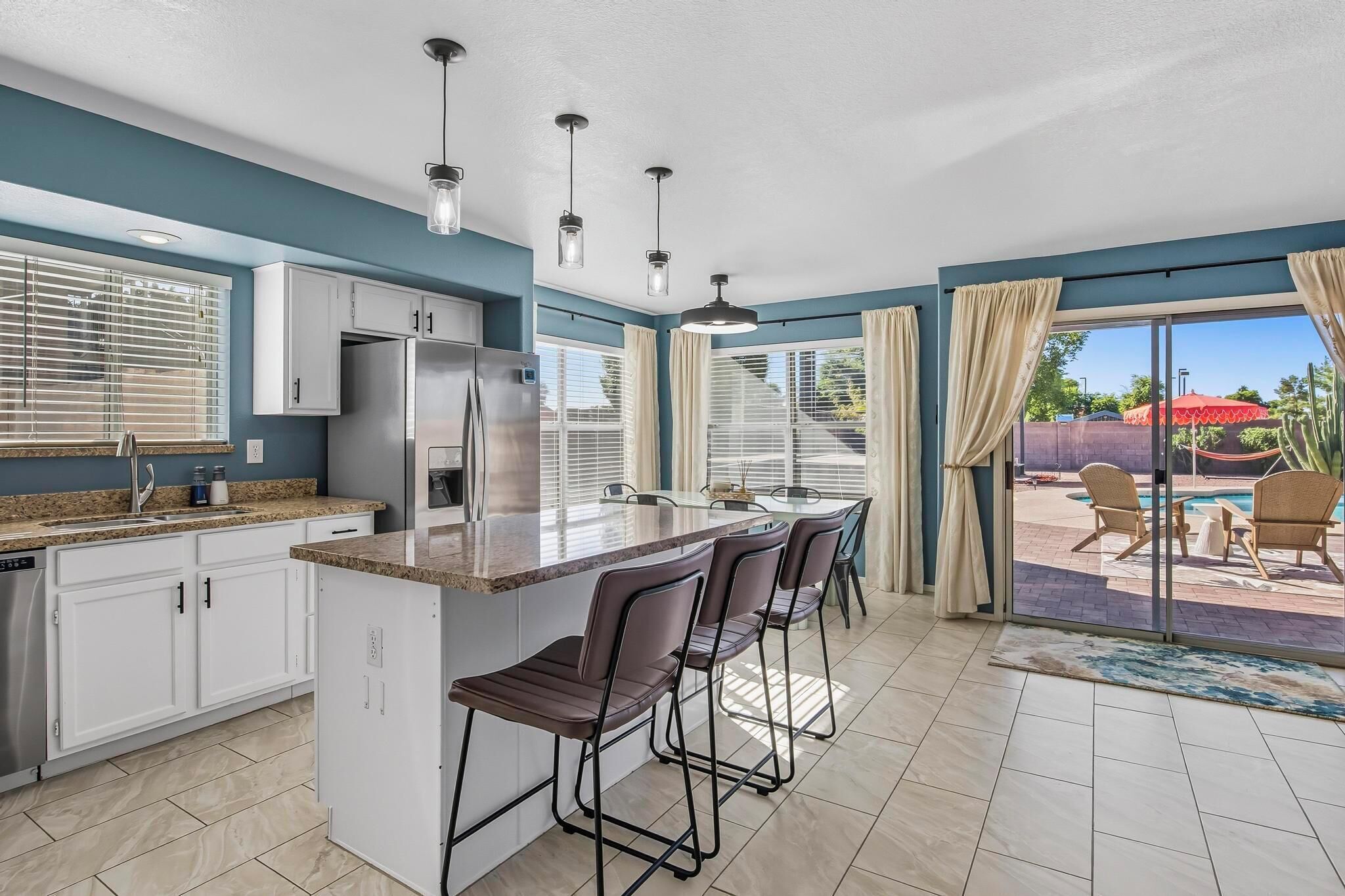 Mikrobølgeovn, ovn, kokeplater og oppvaskmaskin