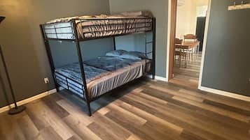 2 chambres, coffres-forts dans les chambres, Wi-Fi, draps fournis