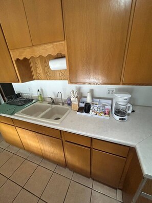 Microondas, horno, placa de cocina y papel de cocina